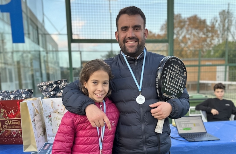 Daniela Ceballos y Adrian Díaz se proclamaron Campeones de Consolación del 25º Torneo Circuito Telepizza Padres e Hijos Nivel 4, celebrado en las instalaciones del Club Padel Vilanova, ganando en la final a la pareja formada por Ander Fonseca y Marc Boireu por el resultado de 6/1. Queremos agradecer a Telepizza por su patrocinio del Circuito. ¡Gracias a ellos pudimos disfrutar de un torneo espectacular! Y por supuesto, felicitar especialmente a Daniela y Adrian por su gran triunfo en el Torneo. ¡Nuestra más sincera enhorabuena cracks!